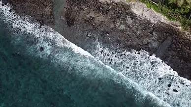 4K实拍蓝色海浪冲刷礁石海浪拍打礁石视频的预览图